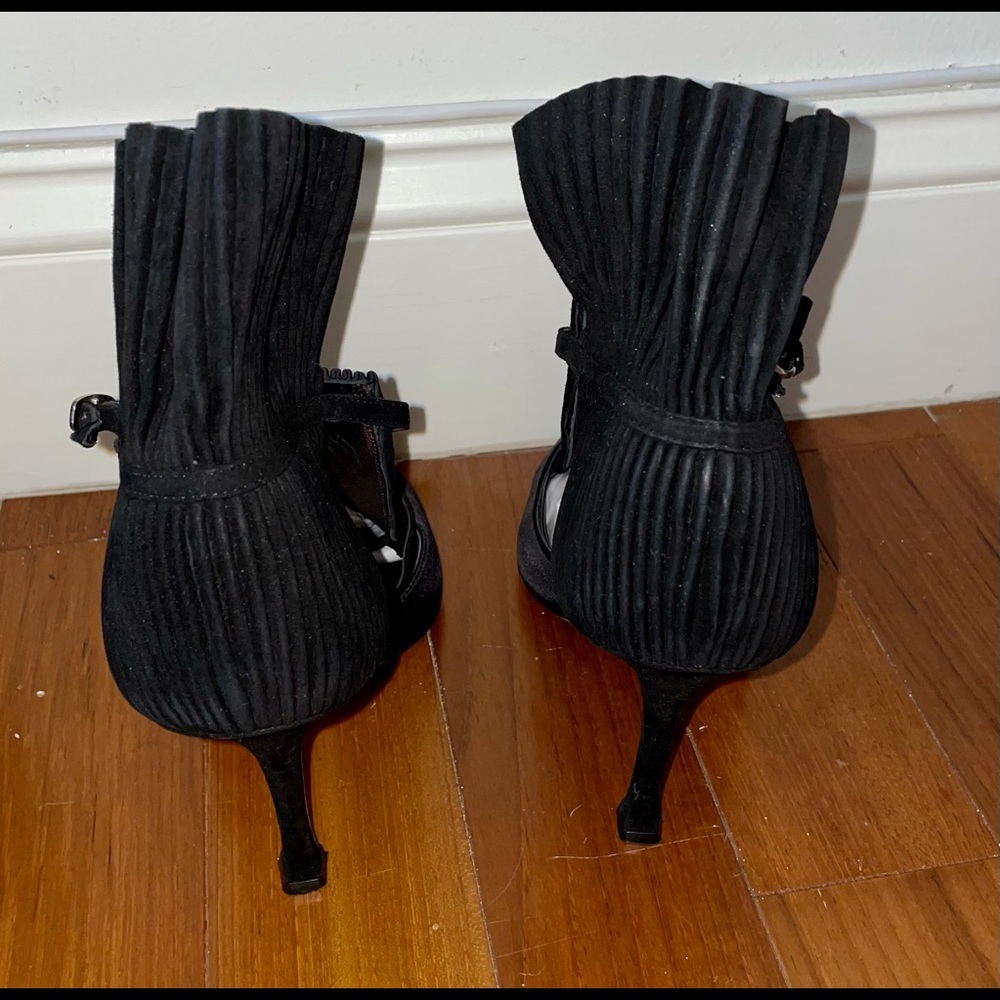 Authentic Manolo Blahnik Ruffled Pumps - Picture 5 of 10
